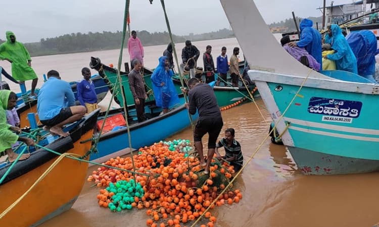 ಭಟ್ಕಳದಲ್ಲಿ ಭಾರಿ ಮಳೆ: ಮೀನುಗಾರಿಕಾ ಬೋಟುಗಳಿಗೆ ಹಾನಿ