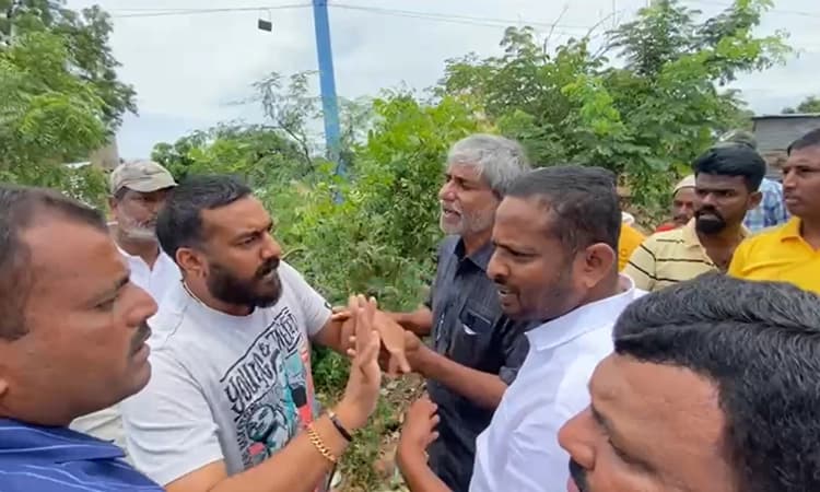 ಸಿಂಧನೂರು : ಚರಂಡಿ ವಿಚಾರಕ್ಕೆ ಶಾಸಕರ ಪುತ್ರ, ನಗರಸಭೆ ಅಧಿಕಾರಿಗಳ ನಡುವೆ ಮಾತಿನ ಚಕಮಕಿ