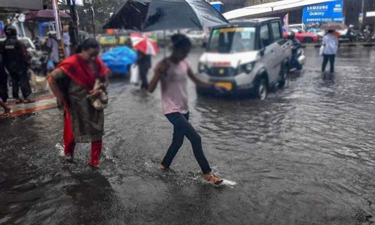 ಮಳೆಯ ಅಬ್ಬರಕ್ಕೆ ಕೇರಳ ತತ್ತರ: 7 ಜಿಲ್ಲೆಗಳಲ್ಲಿ ರೆಡ್ ಅಲರ್ಟ್