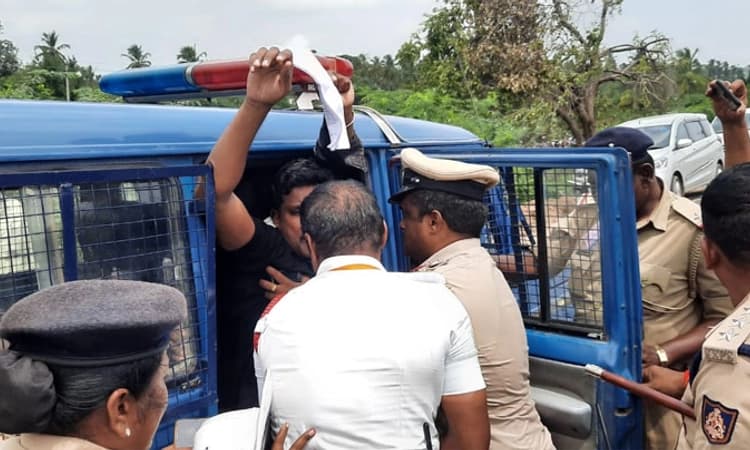 ಸಿಎಂ ಬೊಮ್ಮಾಯಿಗೆ ಕಪ್ಪು ಬಾವುಟ ಪ್ರದರ್ಶನ ಯತ್ನ: ಯುವಕರು ಪೊಲೀಸ್ ವಶಕ್ಕೆ