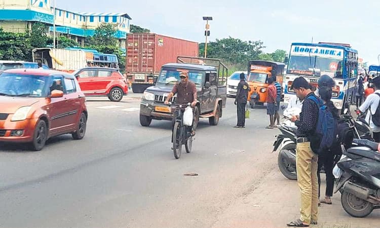 ಇನ್ನೂ ನಿರ್ಮಾಣವಾಗಿಲ್ಲ ಬಸ್‌ ನಿಲ್ದಾಣ
