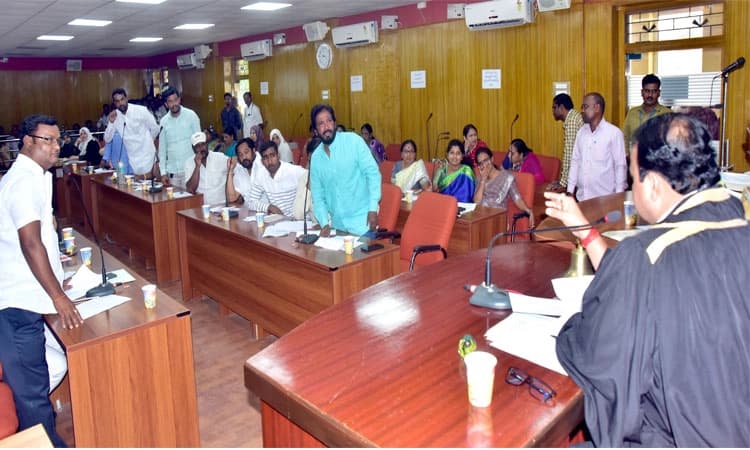 ಎಲ್‌ ಆ್ಯಂಡ್‌ ಟಿ ಕಂಪನಿ ವಿರುದ್ಧ ಕೆಂಡಾಮಂಡಲ