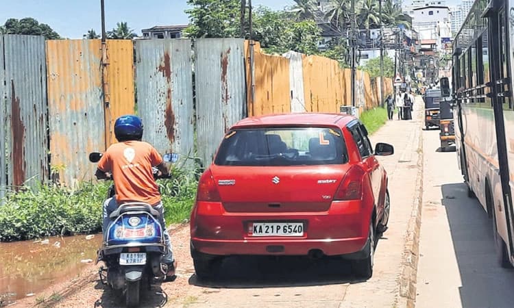 ನಗರದ ಫುಟ್‌ಪಾತ್‌ನಲ್ಲೇ ವಾಹನ ಸಂಚಾರ!