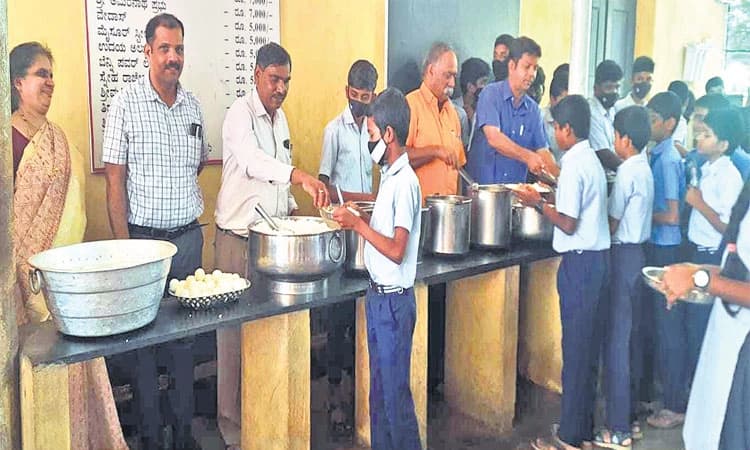 ಶಾಲಾ ಮಕ್ಕಳಿಗೆ ಮೊಟ್ಟೆ /ಬಾಳೆಹಣ್ಣು ವಿತರಣೆ