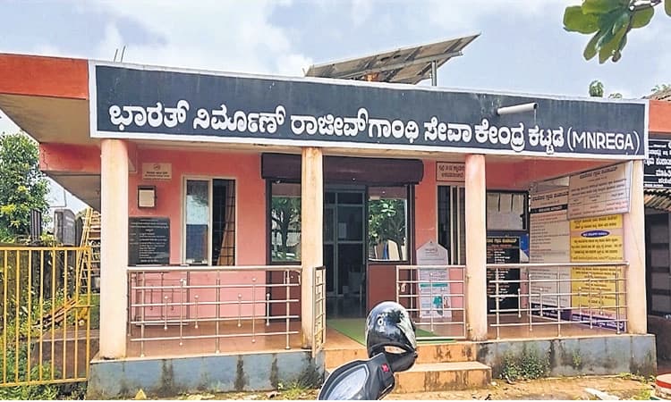 ಇಲ್ಲಿ ಪಂಚಾಯತ್‌ಗೆ ಸಭಾಭವನ ಇಲ್ಲ ! ಮೂಲ ಸೌಕರ್ಯ ಅಭಿವೃದ್ಧಿಯ ನಿರೀಕ್ಷೆಯಲ್ಲಿ ಪಡುಪೆರಾರ