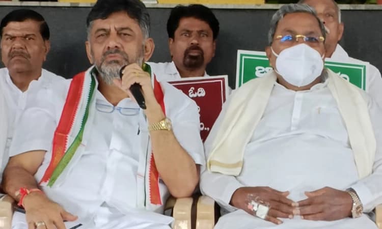 ಜ್ವರದ ನಡುವೆಯೂ ಪ್ರತಿಭಟನೆಗೆ ಬಂದ ಸಿದ್ದರಾಮಯ್ಯ