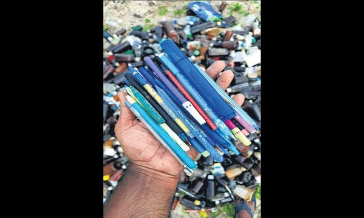 ಸಮುದ್ರದಲ್ಲಿ ತೇಲಿ ಬಂತು ನೂರಾರು ಪೆನ್ನುಗಳು!