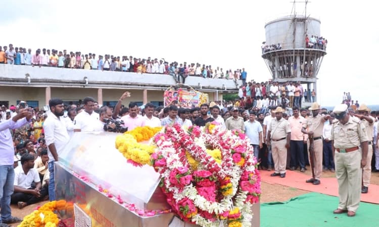 ಬಸವಕಲ್ಯಾಣ : ಶೋಕಸಾಗರದ ಮಧ್ಯೆ ಪಿಎಸ್‌ಐ ಅವಿನಾಶ್ ಅಂತ್ಯಕ್ರಿಯೆ