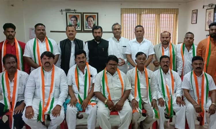 ಚಿತ್ತಾಪುರ: ಪ್ರಿಯಾಂಕ್ ಖರ್ಗೆ ಸಮ್ಮುಖದಲ್ಲಿ ಕಾಂಗ್ರೆಸ್ ಸೇರಿದ ಬಿಜೆಪಿ ಮುಖಂಡರು