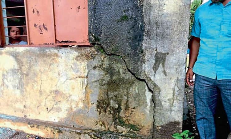 ಸೋರುತಿಹುದು ಜ್ಞಾನ ದೇಗುಲಗಳ ಮಾಳಿಗೆ