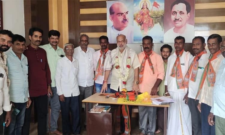 ಯಲ್ಲಾಪುರ : ಕಾಂಗ್ರೆಸ್ ಪಕ್ಷದ ಮುಖಂಡರು ಬಿಜೆಪಿ ಸೇರ್ಪಡೆ