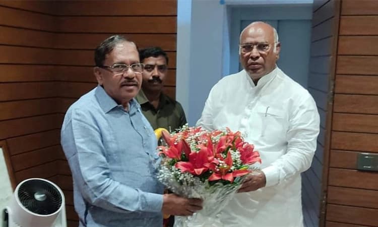 ಖರ್ಗೆ ಭೇಟಿಯಾದ ಡಾ.ಜಿ.ಪರಮೇಶ್ವರ್ : ಸಿಎಂ ಬಗ್ಗೆ ಚರ್ಚೆ ಉಪಯೋಗವಿಲ್ಲ