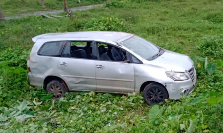 ಮೂಡಿಗೆರೆ: ಪುತ್ತೂರಿನ ಪ್ರವಾಸಿಗರ ಕಾರು ಪಲ್ಟಿ