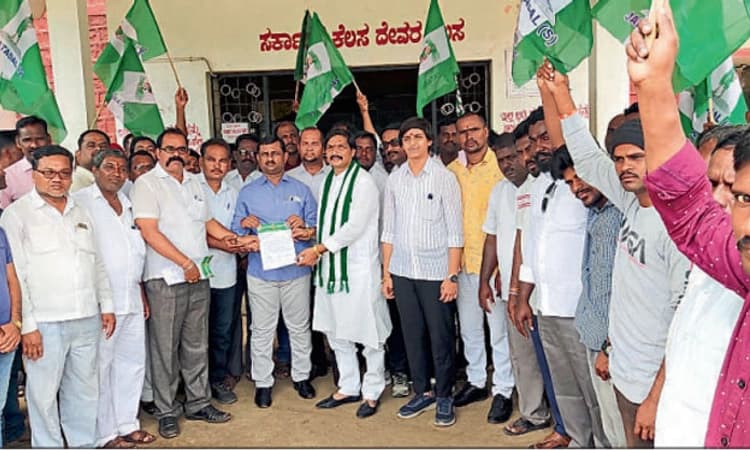 ಅತಿವೃಷ್ಟಿ ಹಾನಿ; ಪರಿಹಾರಕ್ಕೆ ಆಗ್ರಹಿಸಿ ಪ್ರತಿಭಟನೆ