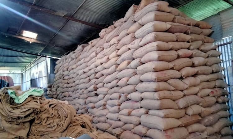 ಅಕ್ರಮ ರಾಗಿ ಶೇಖರಣೆ ದಾಸ್ತಾನು ಮೇಲೆ ದಾಳಿ: 2700 ಮೂಟೆ ರಾಗಿ ವಶ