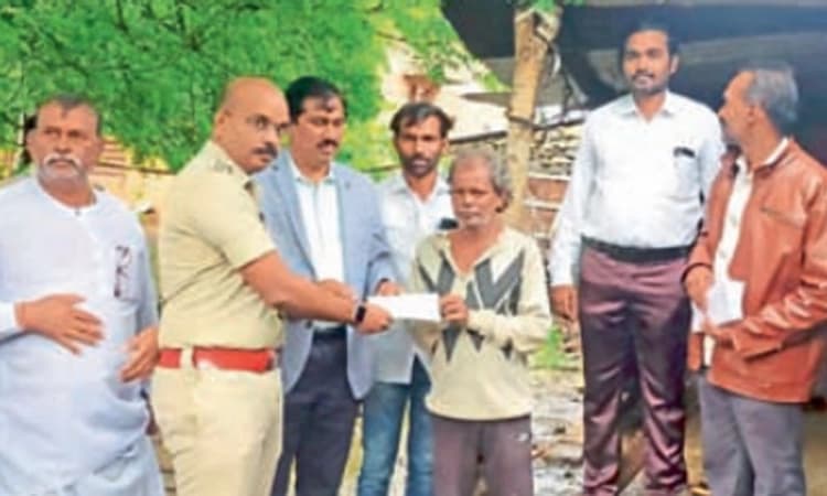 ಮನೆ ಹಾನಿ: ಫಲಾನುಭವಿಗಳಿಗೆ ಪರಿಹಾರ ವಿತರಣೆ