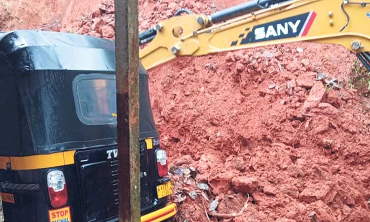 ಇಚ್ಲಂಪಾಡಿಯಲ್ಲಿ ಗುಡ್ಡ ಕುಸಿತ: ಆಟೋರಿಕ್ಷಾ, 4 ದ್ವಿಚಕ್ರ ವಾಹನಕ್ಕೆ ಹಾನಿ