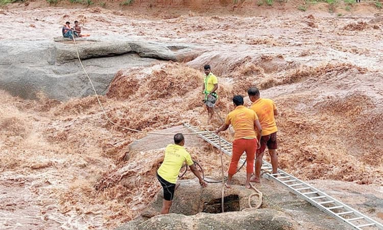 ಮುಂದುವರಿದ ವರುಣನ ಅವಾಂತರ: ಕರ್ನಾಟಕ ಸೇರಿ 20 ರಾಜ್ಯಗಳಲ್ಲಿ ಇನ್ನೂ 2 ದಿನ ಭಾರೀ ಮಳೆ
