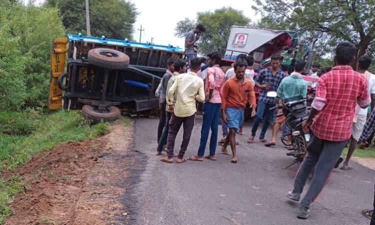 ಚಾಲಕನ ನಿಯಂತ್ರಣ ತಪ್ಪಿ ಪಲ್ಟಿಯಾದ ಟ್ಯಾಕ್ಟರ್ : ಪ್ರಾಣಾಪಾಯದಿಂದ ಪಾರಾದ ಕೂಲಿ ಕಾರ್ಮಿಕರು