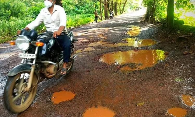 ಗುಂಡಿಮಯ; ಕೊಚ್ಚಿ ಹೋದ ಗೋವಾ-ಬೆಳಗಾವಿ ಗಡಿಯ ಮುಖ್ಯರಸ್ತೆ