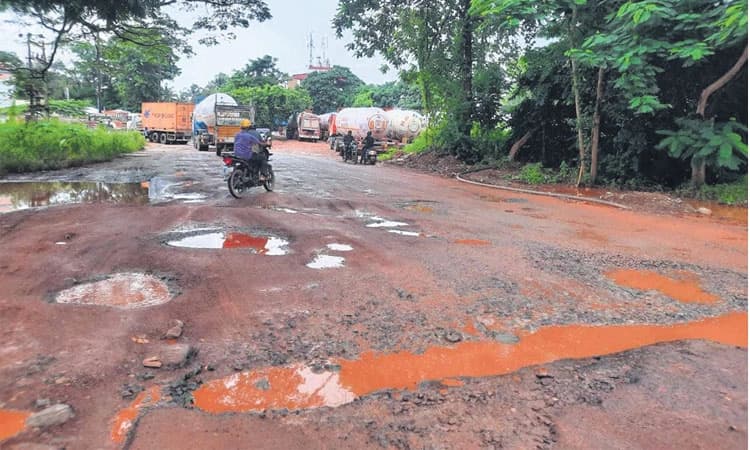 ಮಳೆ-ಟ್ಯಾಂಕರ್‌ ಓಡಾಟಕ್ಕೆ ಕೊಚ್ಚಿ ಹೋದ ಕಾನಾ ಬಾಳ ರಸ್ತೆ