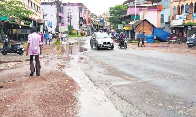 ಬಜಪೆ: ಪೇಟೆ ರಸ್ತೆಯಲ್ಲಿಯೇ ಚರಂಡಿ ನೀರು: ಪಾದಚಾರಿ, ಶಾಲಾ ಮಕ್ಕಳಿಗೆ ತೊಂದರೆ