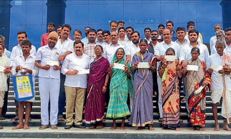 ಮನೆಗಳಿಗೆ ಹಾನಿಯಾದ ಸಂತ್ರಸ್ತರಿಗೆ ಚೆಕ್‌ ವಿತರಣೆ