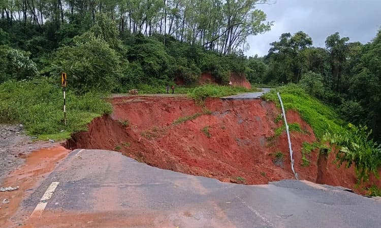 ಭಾರೀ ಮಳೆ: ಶೃಂಗೇರಿ-ಆಗುಂಬೆ ಸಂಪರ್ಕ ರಸ್ತೆ ಸಂಪೂರ್ಣ ಕಡಿತ : ಹಲವೆಡೆ ಶಾಲೆಗಳಿಗೆ ರಜೆ