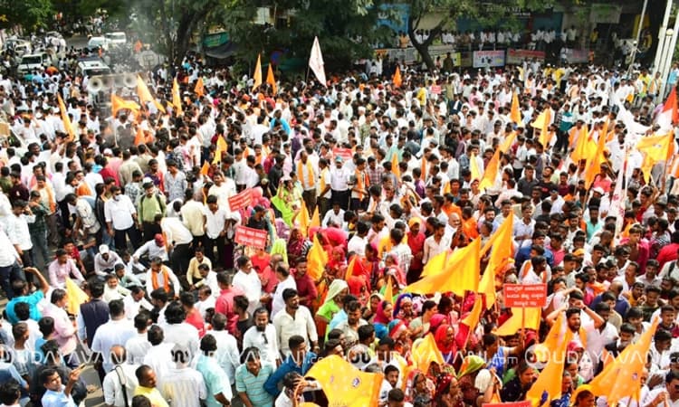 Kalaburagi: ಯಡ್ರಾಮಿ ವಿದ್ಯಾರ್ಥಿನಿ ಘಟನೆ ಖಂಡಿಸಿ ಬೃಹತ್ ಪ್ರತಿಭಟನೆ, ಕಲ್ಲು ತೂರಾಟ