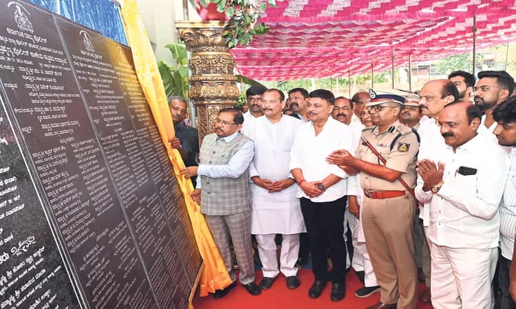 Mangaluru: ದೂರು ಕೊಡಲು ಬರುವವರ ಕಳ್ಳರಂತೆ ನೋಡುವ ಮನಃಸ್ಥಿತಿ ಬದಲಿಸಿಕೊಳ್ಳಿ: ಗೃಹಸಚಿವ