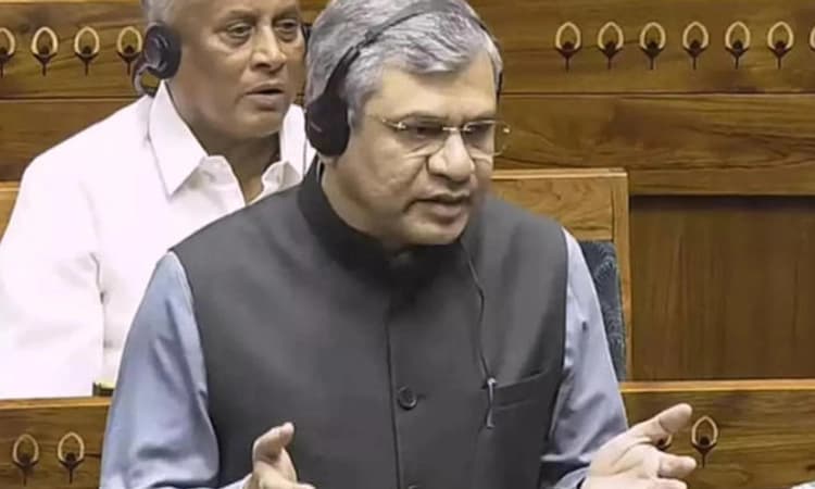 Lok Sabha:ರೈಲಿನಲ್ಲಿ ಪ್ರಯಾಣಿಕರಿಗೆ ನೀಡುವ ಹೊದಿಕೆ ಎಷ್ಟು ದಿನಗಳಿಗೊಮ್ಮೆ ತೊಳೆಯಲಾಗುತ್ತದೆ