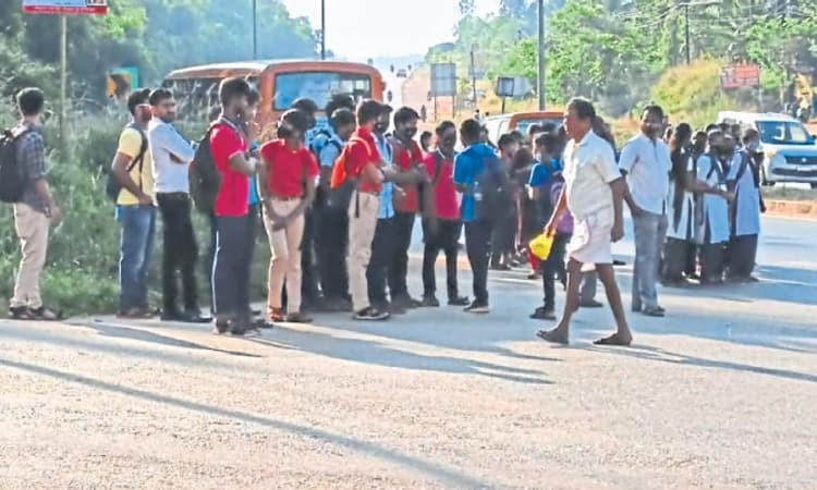 Kundapura: ಹೆಮ್ಮಾಡಿ; 4 ರಸ್ತೆ ಸೇರುವಲ್ಲಿ ಒಂದೂ ತಂಗುದಾಣವಿಲ್ಲ!