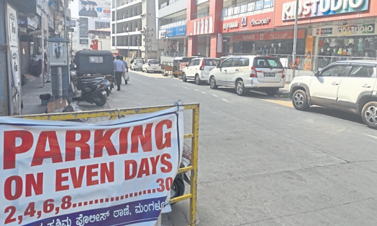 Mangaluru: ಪಿ.ಎಂ. ರಾವ್‌ ರಸ್ತೆಯಲ್ಲಿ ಮತ್ತೆ ಎಲ್ಲೆಂದರಲ್ಲಿ ವಾಹನ ನಿಲುಗಡೆ