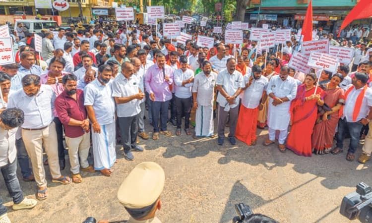 Udupi; ಪೊಲೀಸ್‌ ಇಲಾಖೆ ವಿರುದ್ಧ ಹಿಂದೂ ಸಂಘಟನೆಗಳ ಪ್ರತಿಭಟನೆ