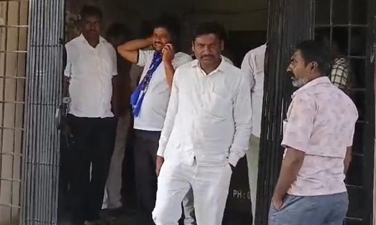 ಶಾಸಕರ ನಿವಾಸಕ್ಕೆ ಮುತ್ತಿಗೆ ಹಾಕಲು ಸಿದ್ಧತೆ.. ದಲಿತ ಮುಖಂಡರನ್ನು ವಶಕ್ಕೆ ಪಡೆದ ಪೊಲೀಸರು