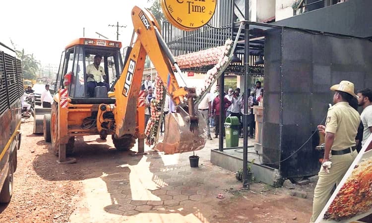 Ullala: ದೇರಳಕಟ್ಟೆ: ರಸ್ತೆಯನ್ನು ಅತಿಕ್ರಮಿಸಿದ್ದ ಕಟ್ಟಡಗಳ ತೆರವು