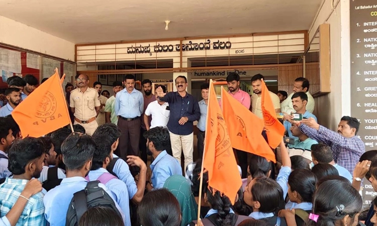 Sagara: ತರಗತಿ ಕೊಠಡಿಯಲ್ಲಿ ಅವ್ಯವಸ್ಥೆ… ಕಾಲೇಜು ವಿದ್ಯಾರ್ಥಿಗಳಿಂದ ದಿಢೀರ್ ಪ್ರತಿಭಟನೆ
