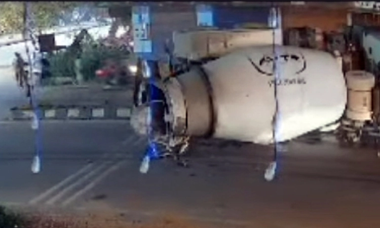 ಅಂಬಾಗಿಲು: ಚಾಲಕನ ನಿಯಂತ್ರಣ ತಪ್ಪಿ ಸಿಮೆಂಟ್ ರೆಡಿಮಿಕ್ಸ್ ವಾಹನ ಪಲ್ಟಿ… ತಪ್ಪಿದ ಅವಘಡ