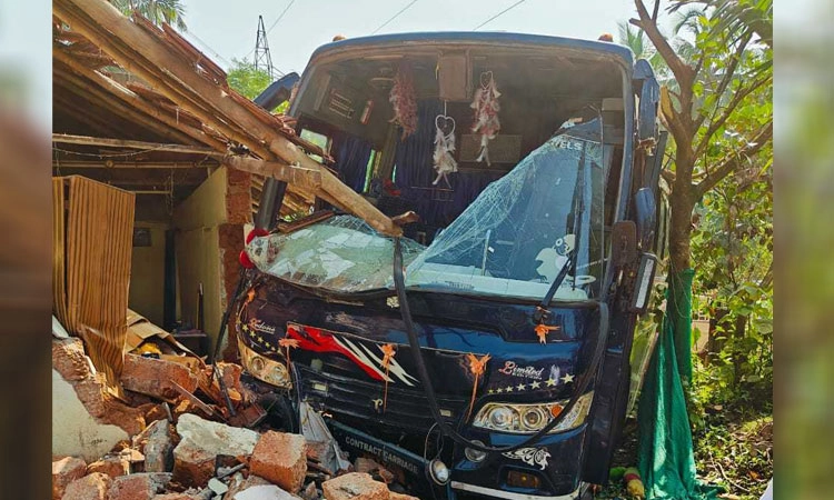 Puttur: ಸ್ಕೂಲ್‌ ಬಸ್‌ಗೆ ಢಿಕ್ಕಿಯಾಗುವುದನ್ನು ತಪ್ಪಿಸಿ ಮನೆಗೆ ನುಗ್ಗಿದ ಖಾಸಗಿ ಬಸ್‌