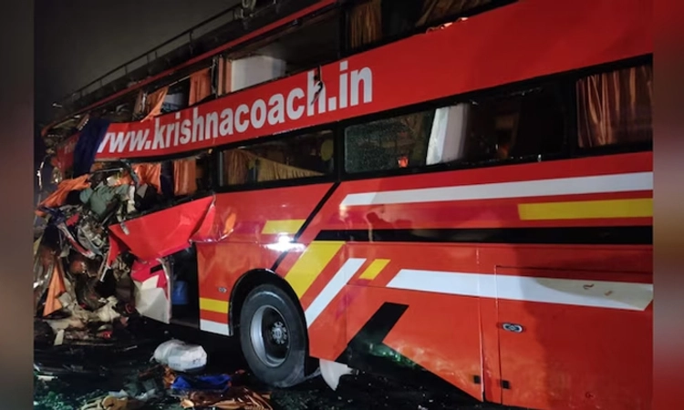 Tragedy: ಯಮುನಾ ಎಕ್ಸ್​ಪ್ರೆಸ್​ ವೇನಲ್ಲಿ ಭೀಕರ ಅಪಘಾತ.. 5 ತಿಂಗಳ ಮಗು ಸೇರಿ ಐವರು ದುರ್ಮರಣ