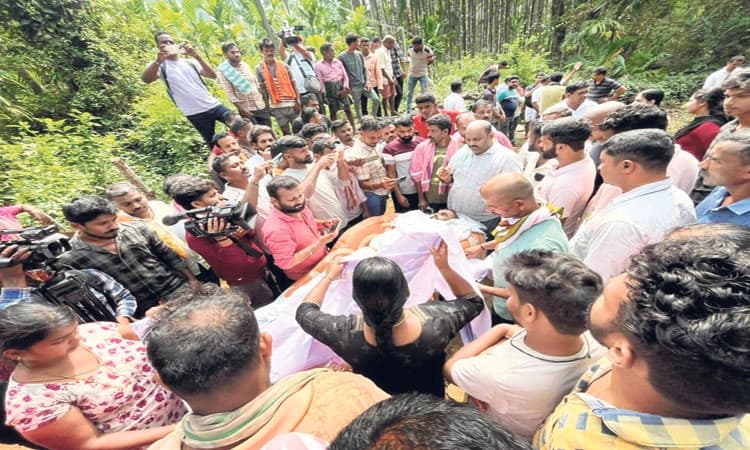 Naxal Vikram Gowda: ಮನೆಯವರಿಂದ ಶವ ಸ್ವೀಕಾರ; ಮನೆ ಪಕ್ಕದಲ್ಲೇ ಅಂತ್ಯಸಂಸ್ಕಾರ