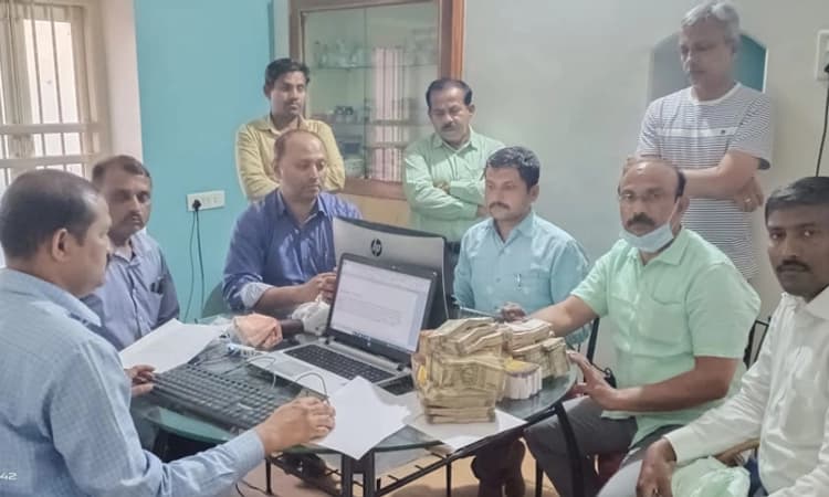 ಎಸಿಬಿ ದಾಳಿ : 17.80 ಲಕ್ಷ ರೂ.ಅಕ್ರಮ ಹಣ ವಶ, ಮೂವರ ಬಂಧನ