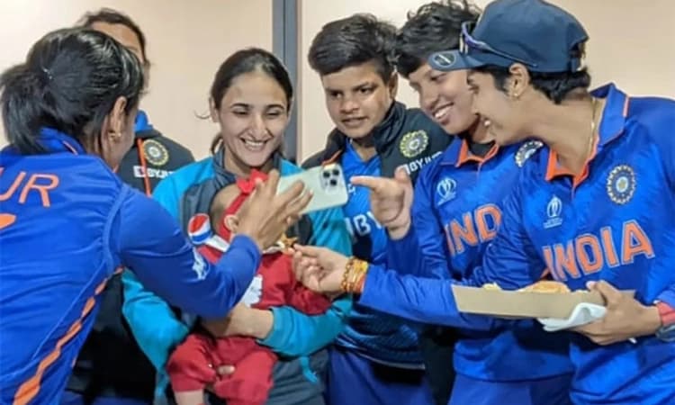 ಹೃದಯಗಳನ್ನು ಗೆದ್ದ ಫೋಟೋ : ಪಾಕ್ ನಾಯಕಿಯ ಮಗುವಿನೊಂದಿಗೆ ಭಾರತೀಯ ತಂಡ