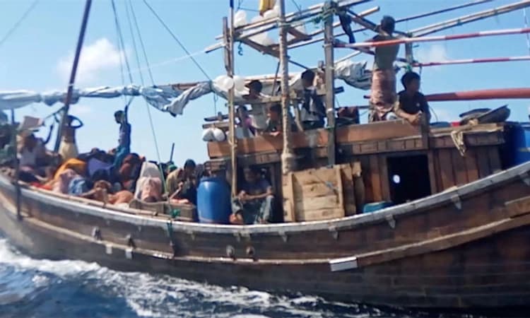 ಇಂಡೋನೇಷ್ಯಾ ಕಡಲತೀರಕ್ಕೆ ಬಂದಿಳಿದ 100 ಕ್ಕೂ ಹೆಚ್ಚು ರೋಹಿಂಗ್ಯಾಗಳು