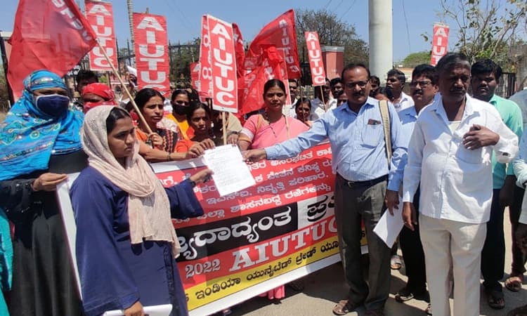 ನೌಕರರ ವೇತನ ಪರಿಷ್ಕರಣೆಗೆ ಆಗ್ರಹಿಸಿ ಪ್ರತಿಭಟನೆ-ಮನವಿ ಜಿಲ್ಲಾಧಿಕಾರಿ ಮೂಲಕ ಸಿಎಂಗೆ ಮನವಿ