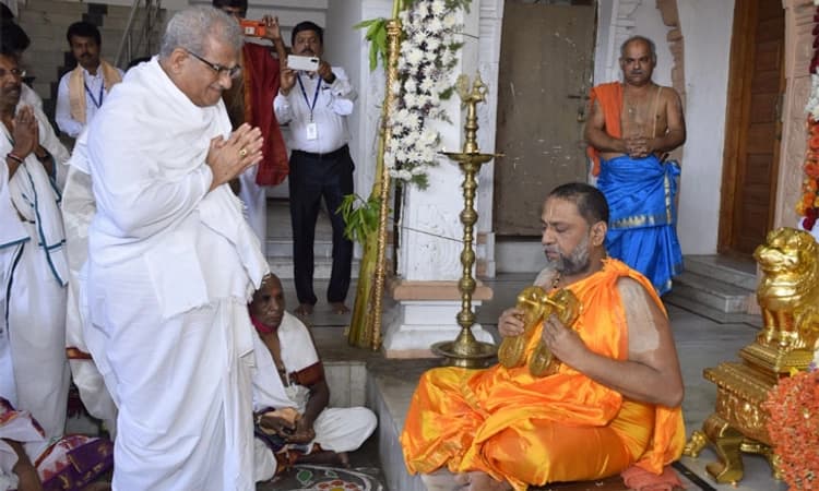 ಮಂತ್ರಾಲಯದಲ್ಲಿ ರಾಯರ ಅದ್ದೂರಿ 401ನೇ ಪಟ್ಟಾಭಿಷೇಕ