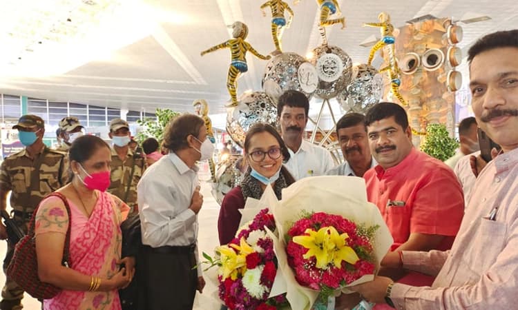 ಉಕ್ರೇನ್ ಸಂಕಷ್ಟ: ಮಂಗಳೂರಿಗೆ ಬಂದ ಅನುಷಾಗೆ ಜನಪ್ರತಿನಿಧಿಗಳಿಂದ ಸ್ವಾಗತ