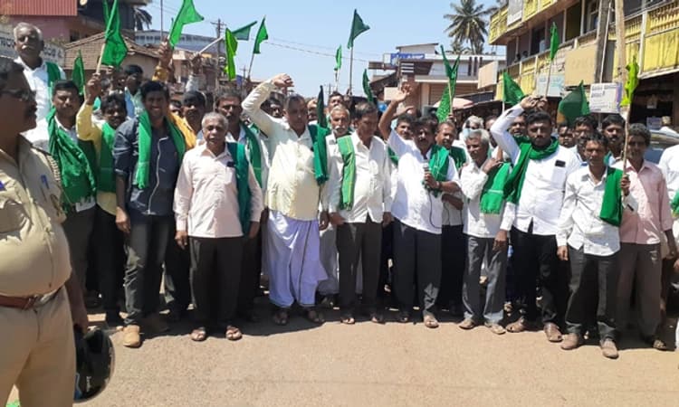 ಸಮರ್ಪಕ ವಿದ್ಯುತ್ ಪೂರೈಕೆಗೆ ಆಗ್ರಹಿಸಿ ಮೆಸ್ಕಾಂ ಕಚೇರಿಗೆ ಮುತ್ತಿಗೆ