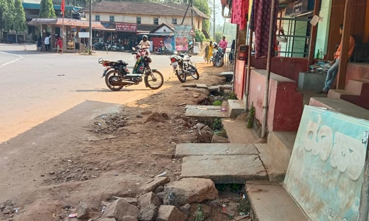 ಎಣ್ಣೆಹೊಳೆ ಏತ ನೀರಾವರಿ ಯೋಜನೆಯ ಪೈಪ್‌ಲೈನ್‌ ಅವಾಂತರ : ಕುಡಿಯುವ ನೀರು, ಧೂಳಿನ ಸಮಸ್ಯೆ