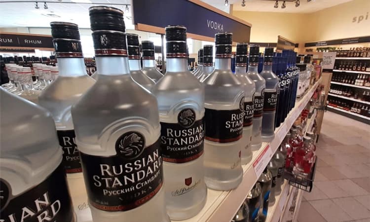 ರಷ್ಯಾ ವೋಡ್ಕಾ ಚರಂಡಿಗೆ ಸುರಿದ ಅಮೆರಿಕಾದ “ಗುಂಡೋಪಂಥರು”!